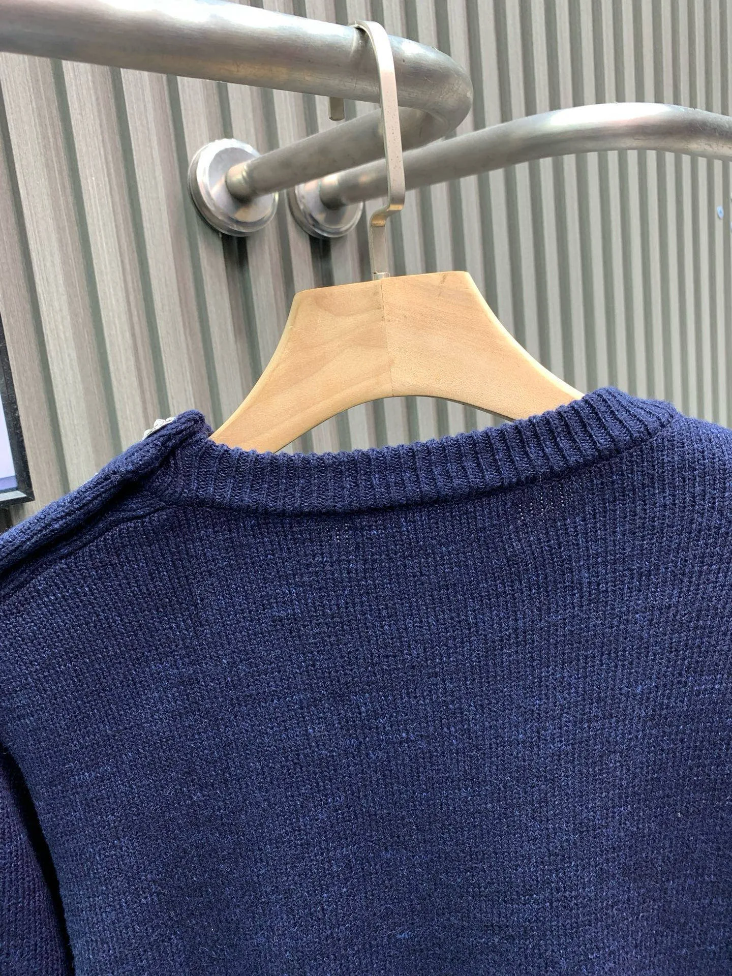 🅿️400 🀄️ Louis Vuitton Louis Vuitton 25SS Lou*s Vuitt*n new conch embroidered logo floral button round neck long-sleeved sweater 100% cotton navy blue color same style full size available for men and women in stock Process description: Use singed mercerized long-staple cotton Custom dyed yarn color similarity is as high as 95% for spinning Use 100% top-grade long-staple cotton Fully combed and tightly sewn with singeing and mercerization technology, more wrinkle-resistant and non-pilling, clear texture, non-sticky for long-term wear in summer, particularly good at absorbing sweat. The body is woven using a 7-needle computerized flat knitting machine. The embroidery is made with water-soluble cloth, with up to 3,000 lines of embroidery. Restores YB quality. Navy blue and dark colors are worn in advanced and slimming styles, showing a casual and lazy style. Customized surface accessories